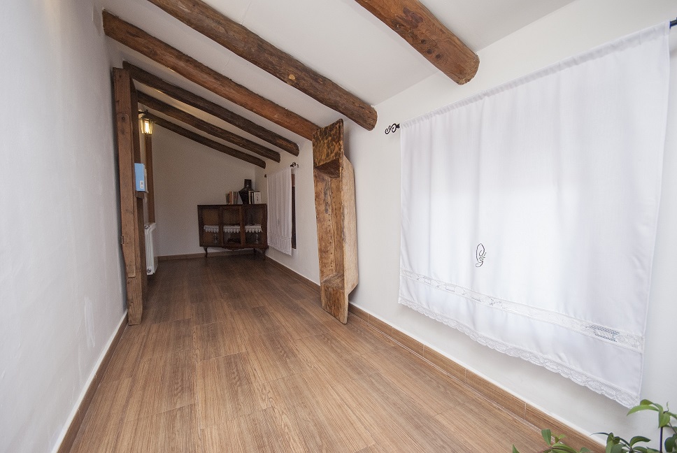 Vivienda Uso Turístico Los Garriolos - Pasillo superior de acceso a las habitaciones